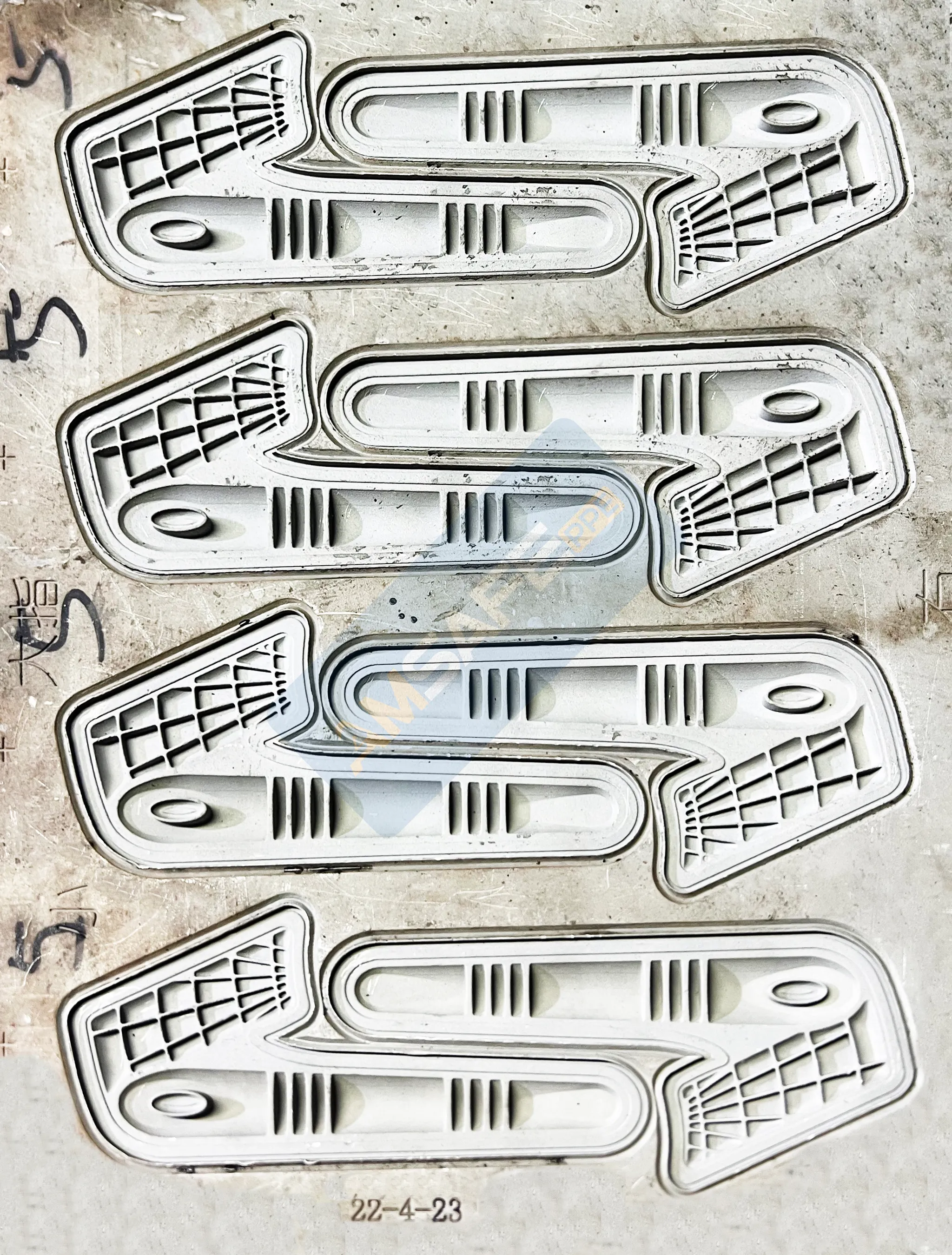 Moldes para fabricar protecciones TPR de guantes antiimpacto AMSAFE