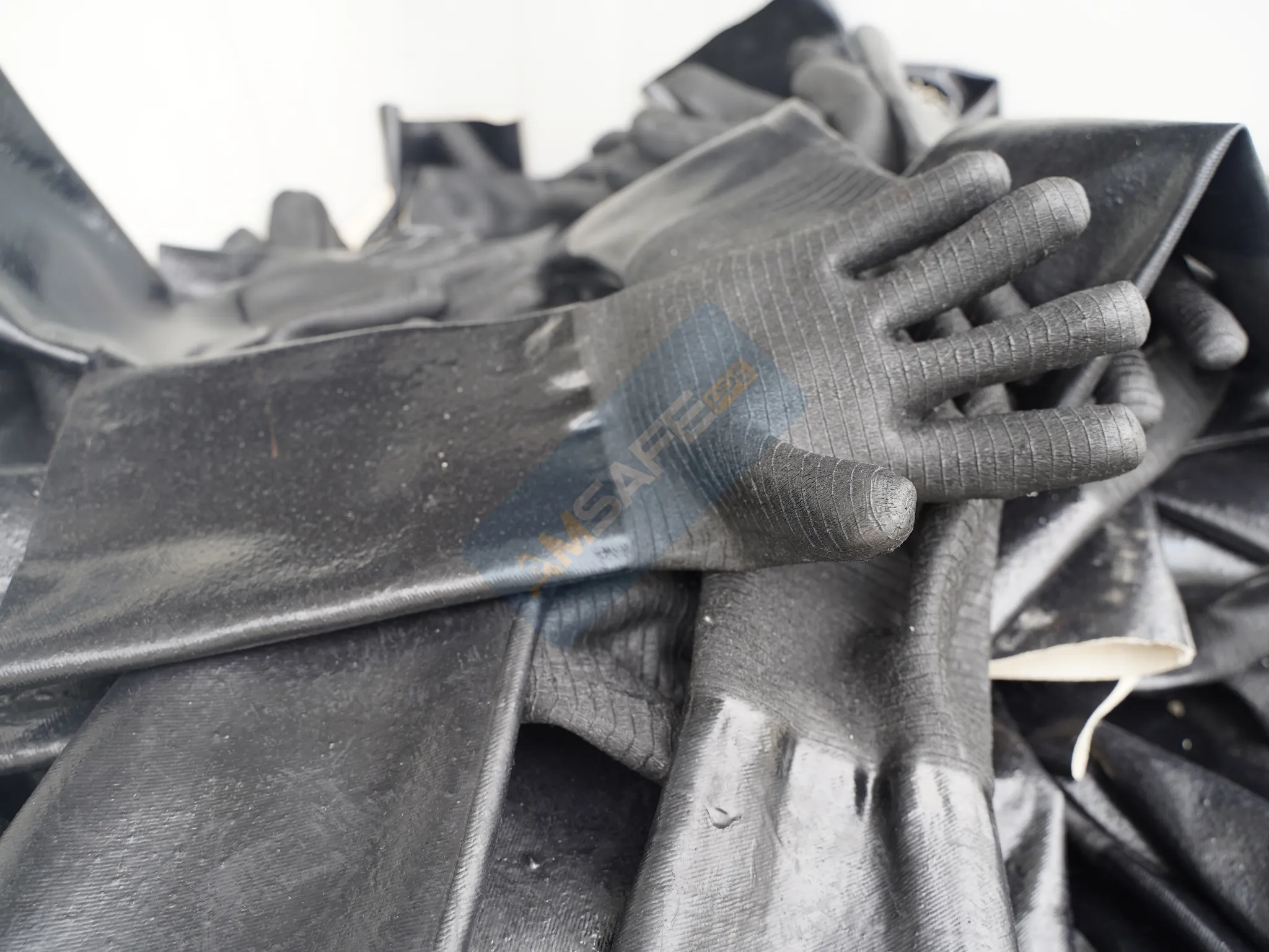 Guantes largos de protección química durante la producción de AMSAFE