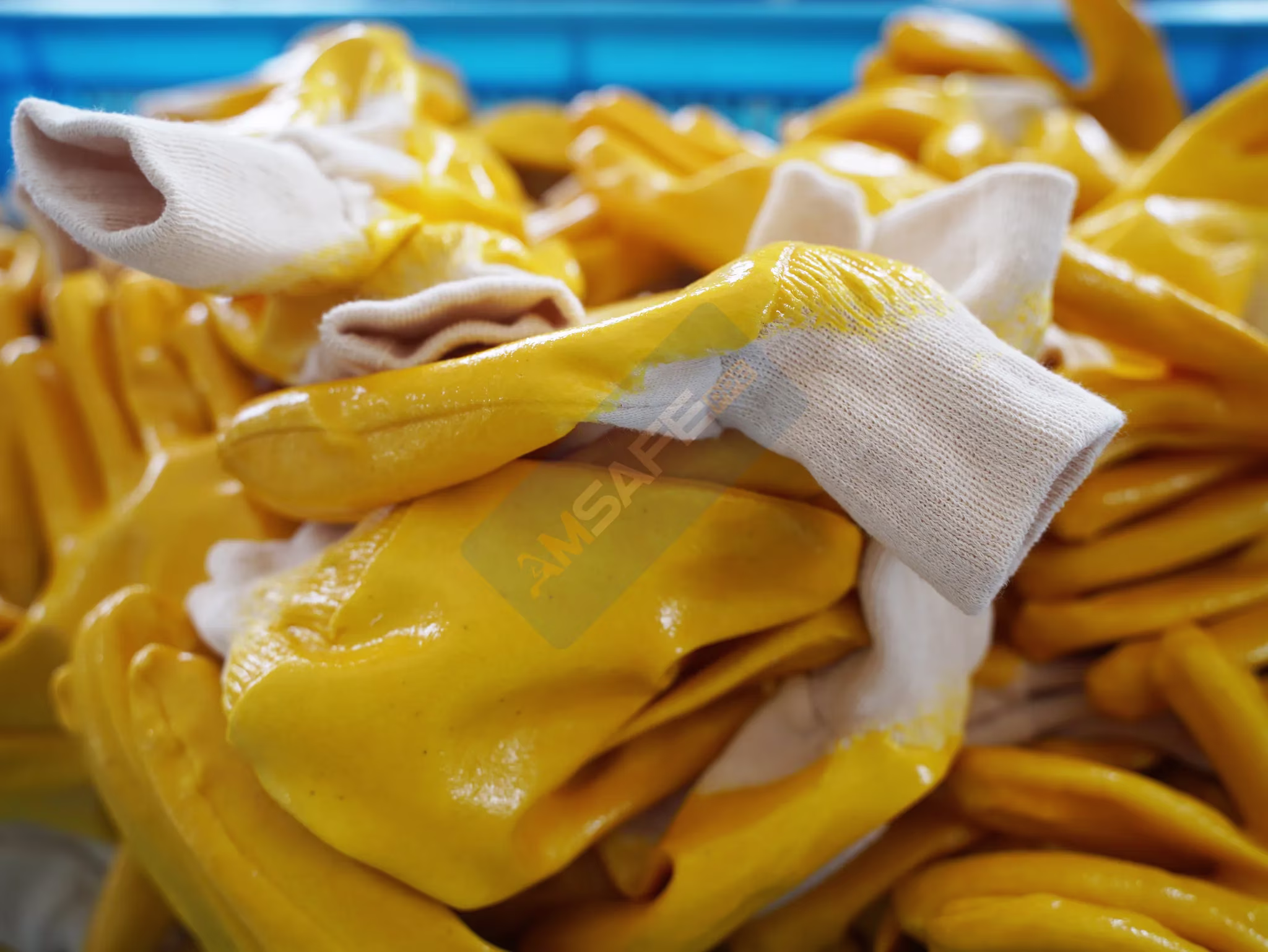 Guantes de protección química de puño largo durante la producción de AMSAFE