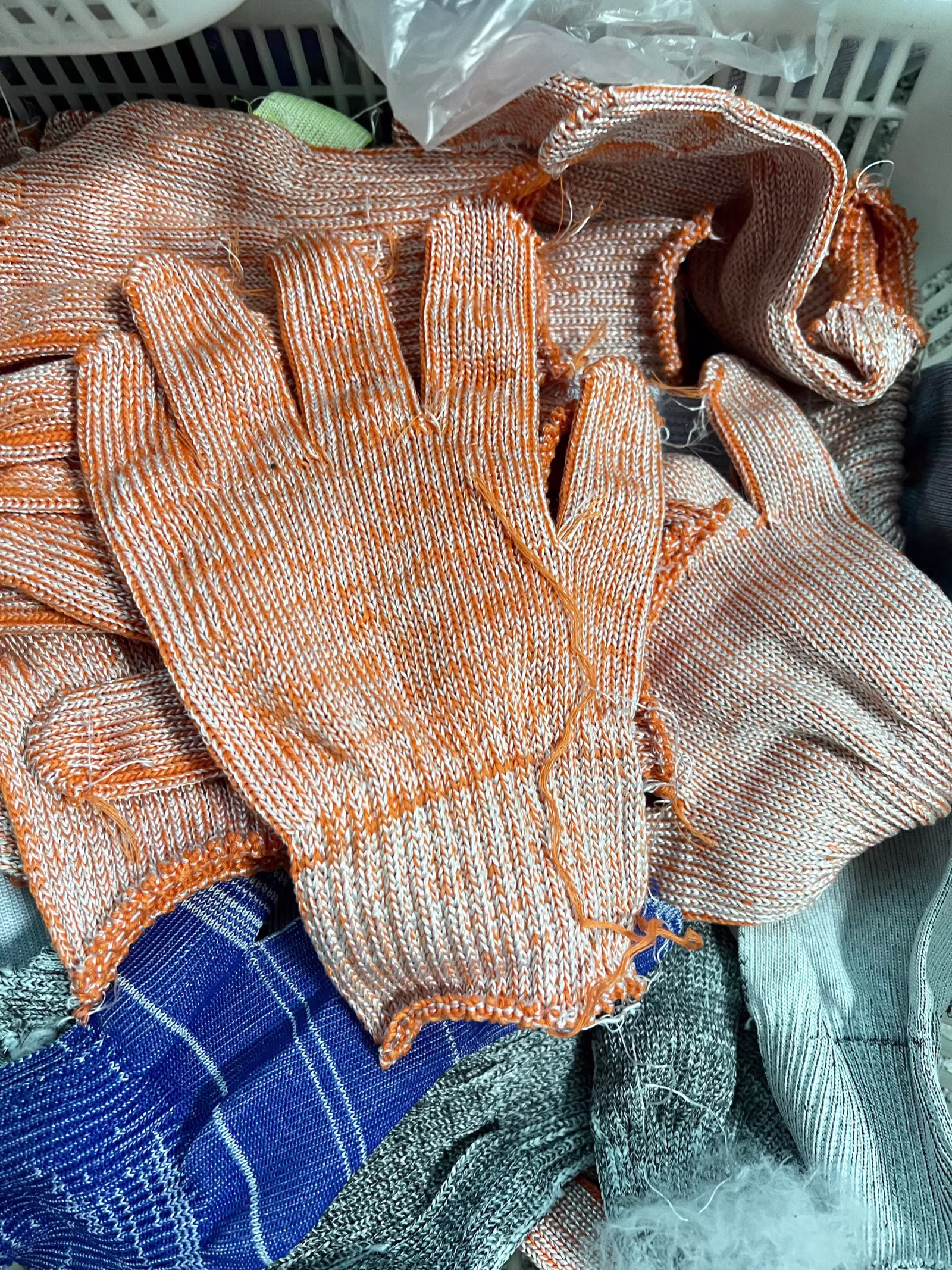 Forros de guantes preparados para producción e inspección en AMSAFE