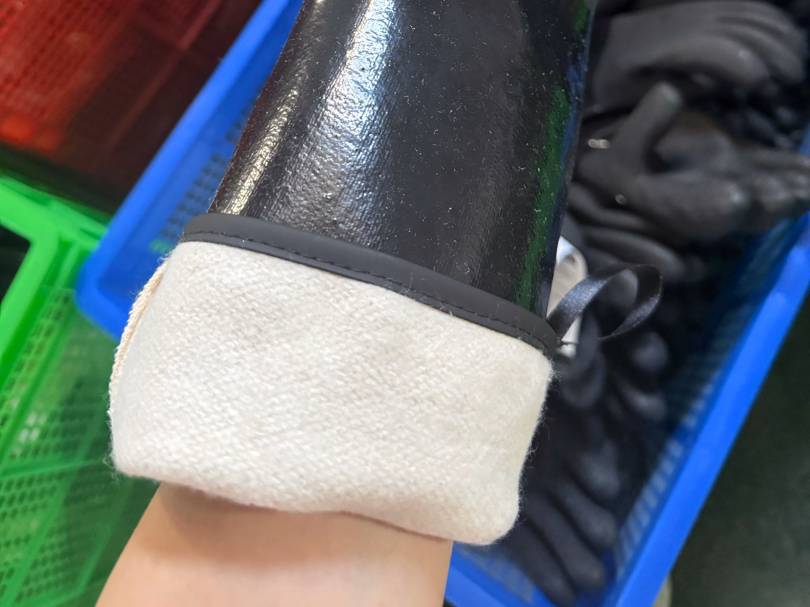 Inspección de la superficie y el puño de un guante largo de protección química AMSAFE