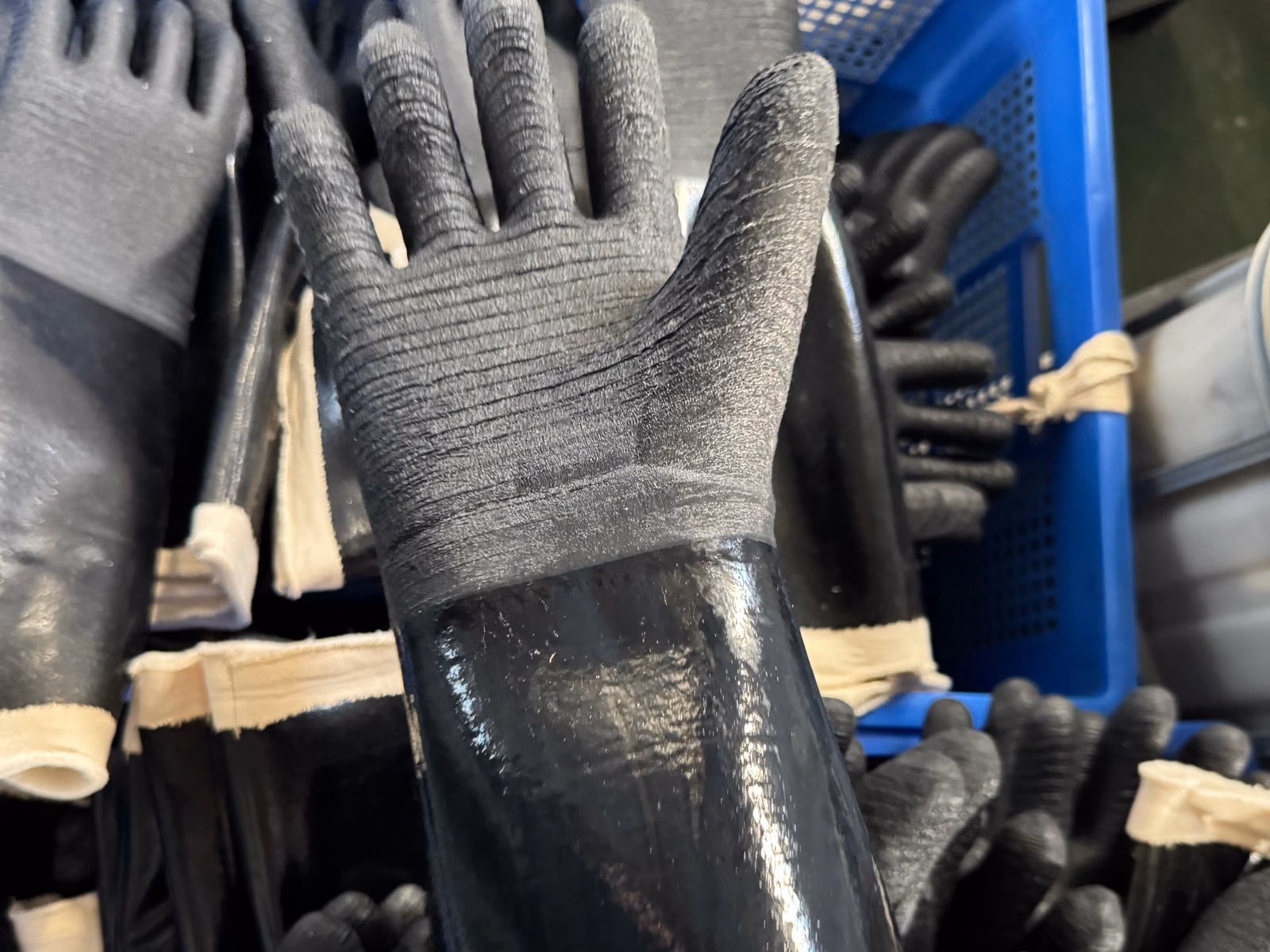 Inspección de guantes largos de protección química durante la producción de AMSAFE