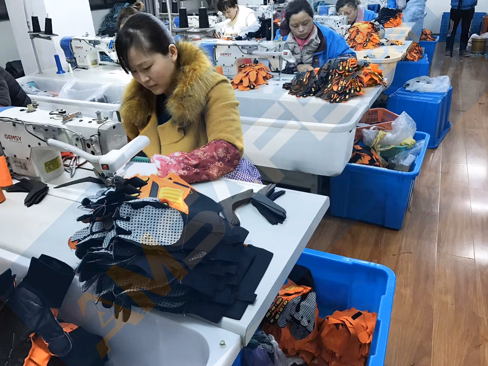 Confección de guantes de soldadura en el taller de costura de AMSAFE