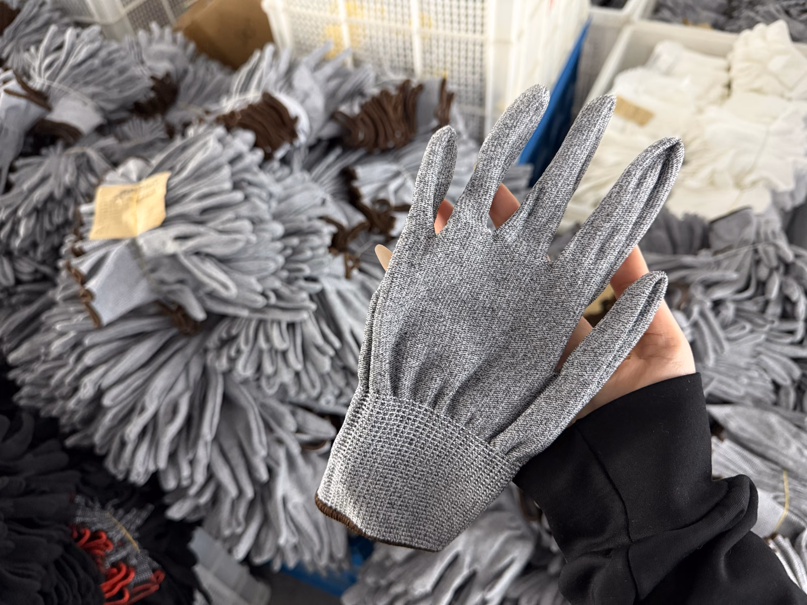 Inspección del forro y la estructura de guantes térmicos industriales AMSAFE