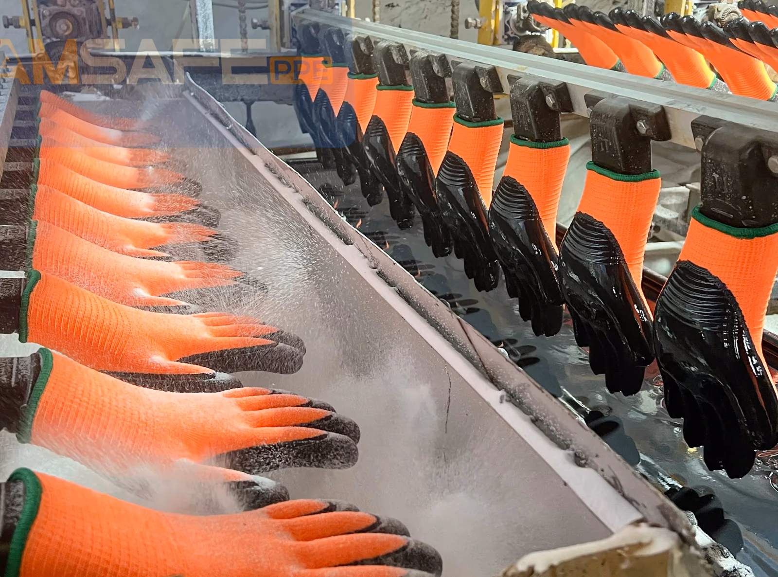Guantes con recubrimiento de látex durante el proceso industrial de inmersión