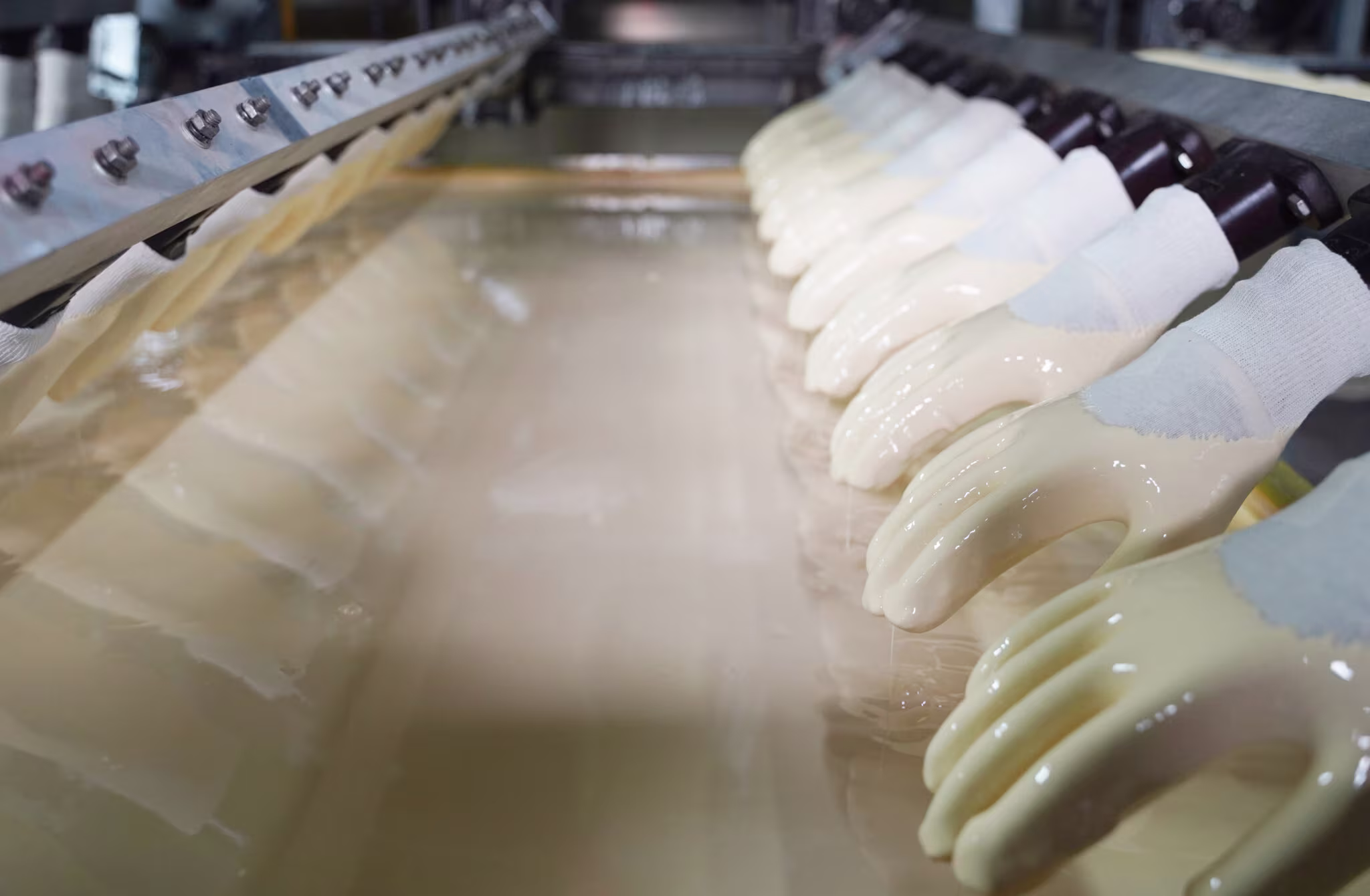Proceso de recubrimiento en la fabricación de guantes de seguridad anticorte
