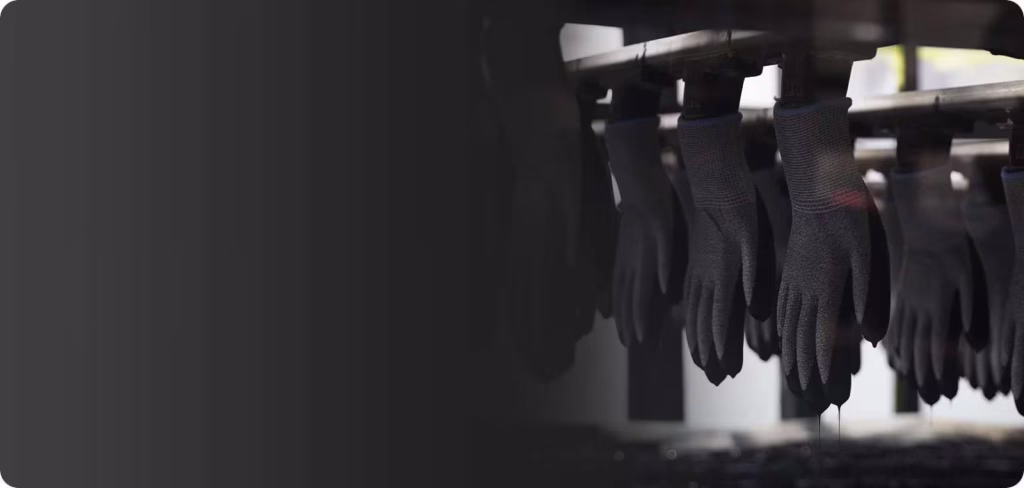Guantes de trabajo AMSAFE en la línea de producción